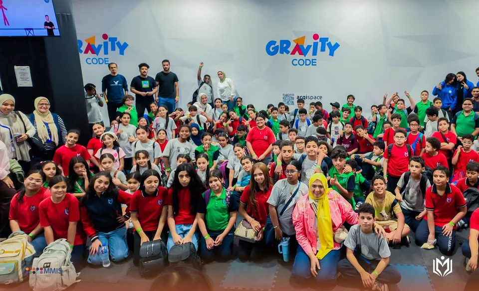 مجموعة كبيرة من الطلاب والمعلمين بالزي المدرسي في Gravity Code