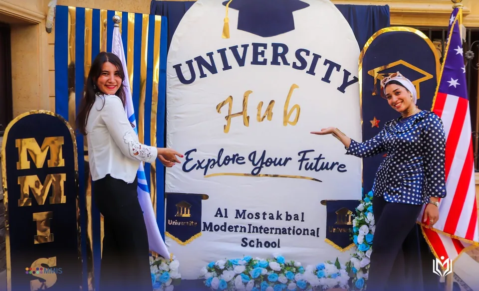 معلمتان بجوار لوحة University Hub لمدرسة المستقبل الحديثة الدولية
